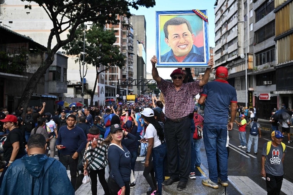 Partidarios del presidente Nicolás Maduro se preparan para una manifestación en Caracas, el 30 de julio de 2024. 