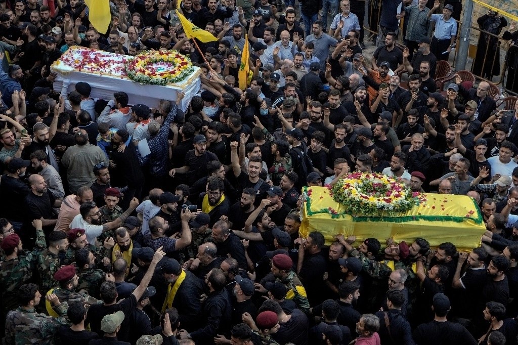 Funeral de víctimas de los estallidos de bípers, en un suburbio del sur de Beirut.