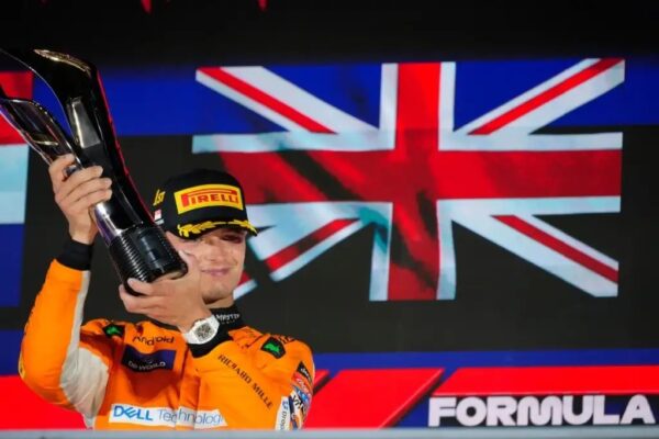 El piloto de McLaren, Lando Norris, de Gran Bretaña, festeja el Gran Premio de Fórmula Uno de Singapur, en el circuito callejero de Marina Bay, en Singapur, el 22 de septiembre de 2024.