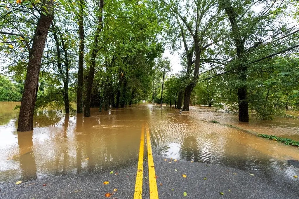 Inundación cerca de Peachtree Creek por el huracán 'Helene', el 27 de septiembre de 2024 en Atlanta. 