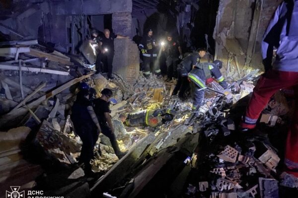 Rescatistas inspeccionan los escombros de un hotel destruido después de un ataque ruso en Zaporizhzhia, en medio de la invasión rusa de Ucrania.