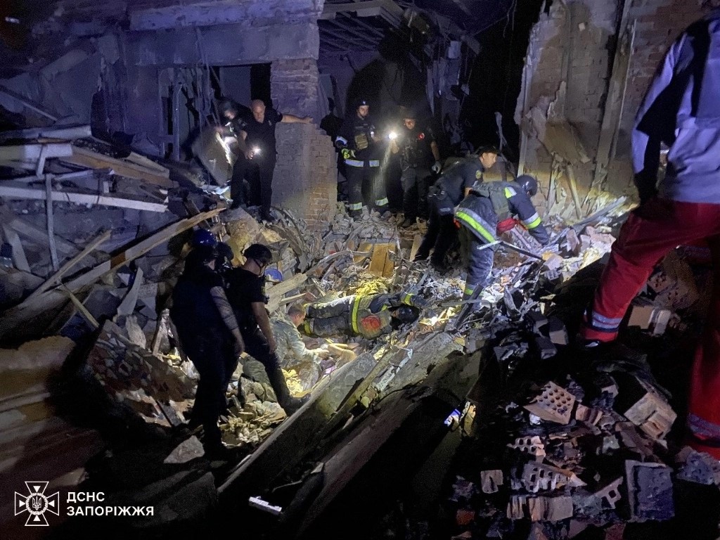 Rescatistas inspeccionan los escombros de un hotel destruido después de un ataque ruso en Zaporizhzhia, en medio de la invasión rusa de Ucrania.