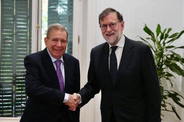 Edmundo González, ex candidato presidencial opositor venezolano, y Mariano Rajoy, ex presidente del gobierno español. 