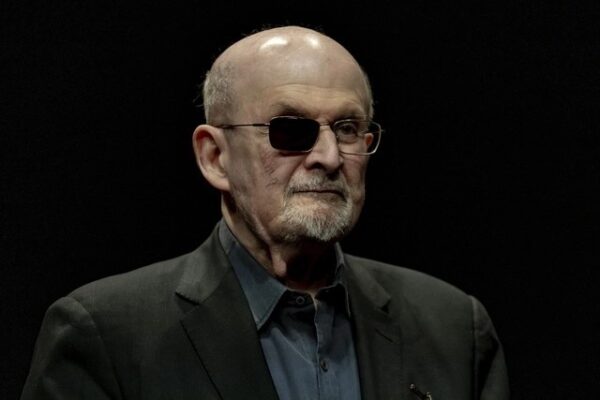 El relato de Salman Rushdie sobre el apuñalamiento que lo dejó ciego del ojo derecho se encuentra entre los contendientes anunciados el jueves para un prestigioso premio literario de no ficción. 