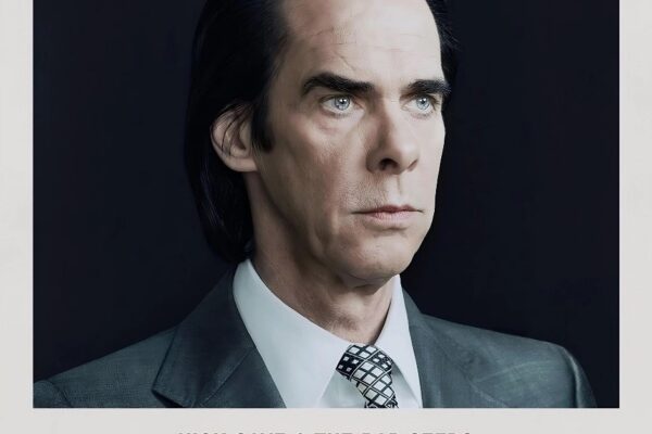 El punk convertido en poeta Nick Cave a menudo describe la música como sagrada. Para él, la interpretación es un acto de comunión con la audiencia. Pero Wild God, su álbum 18 con The Bad Seeds que recién estrenó este 29 de agosto