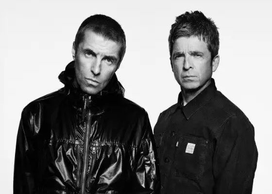 La banda británica Oasis anunció el martes su regreso para una gira el próximo año, tras la reconciliación entre los hermanos Liam y Noel Gallagher quince años después de pelearse en camerinos antes de un concierto.