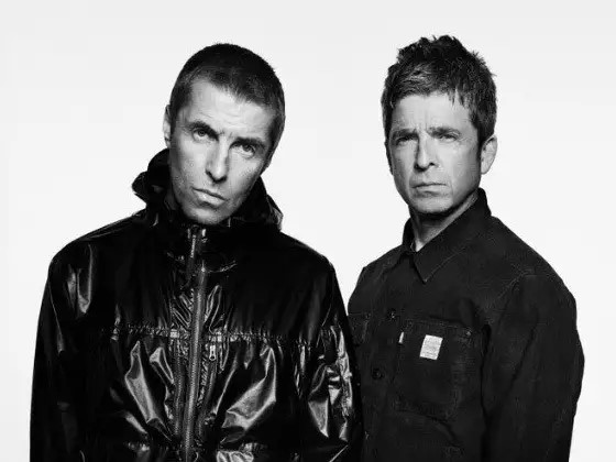 La banda británica Oasis anunció el martes su regreso para una gira el próximo año, tras la reconciliación entre los hermanos Liam y Noel Gallagher quince años después de pelearse en camerinos antes de un concierto.