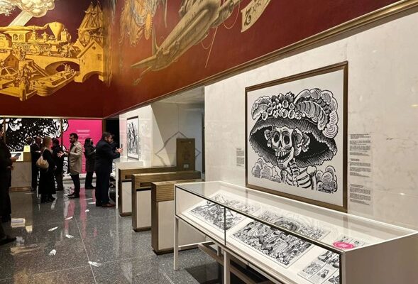 Cinco grandes carteles convocan a la lucha contra el fascismo (no podría ser más contemporáneo en Estados Unidos) y marcan el inicio de una extraordinaria exposición del grabado mexicano en el Museo Metropolitano de Nueva York, que incluye obras de todos los grandes maestros de esta técnica, y también algunos anónimos, ofreciendo un vistazo bilingüe de la evolución de ese arte desde mediados del siglo XVIII hasta 1960.