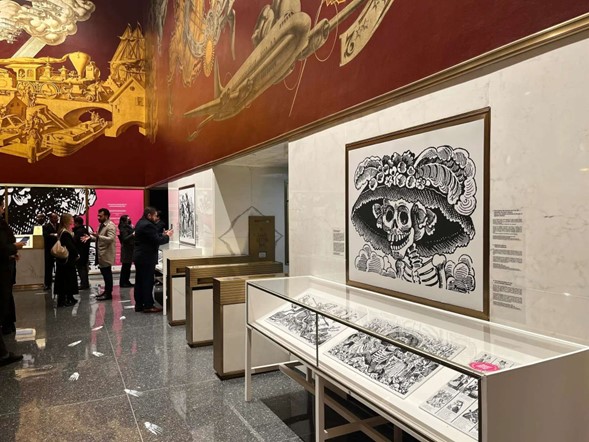 Cinco grandes carteles convocan a la lucha contra el fascismo (no podría ser más contemporáneo en Estados Unidos) y marcan el inicio de una extraordinaria exposición del grabado mexicano en el Museo Metropolitano de Nueva York, que incluye obras de todos los grandes maestros de esta técnica, y también algunos anónimos, ofreciendo un vistazo bilingüe de la evolución de ese arte desde mediados del siglo XVIII hasta 1960.