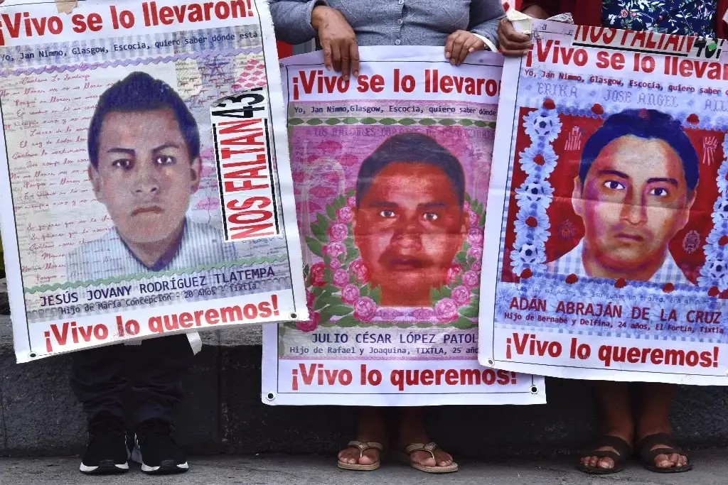 Padres y estudiantes de la Normal Rural Raúl Isidro Burgos realizan una protestan frente al Antimonumento de los 43 jóvenes desaparecidos de Ayotzinapa, en Paseo de la Reforma, Ciudad de México, el 25 de septiembre de 2024.