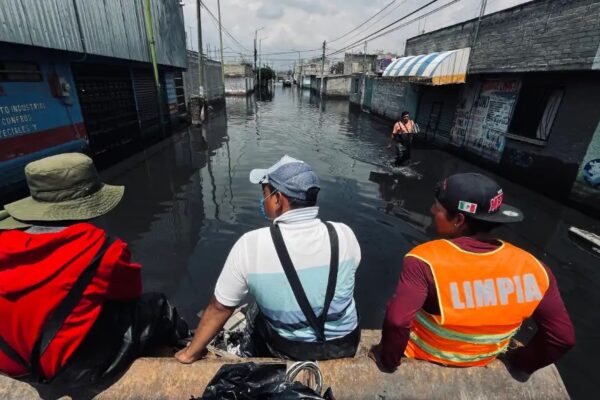 A 27 días de inundaciones de aguas negras en Chalco, todavía 22 calles permanecen anegadas.