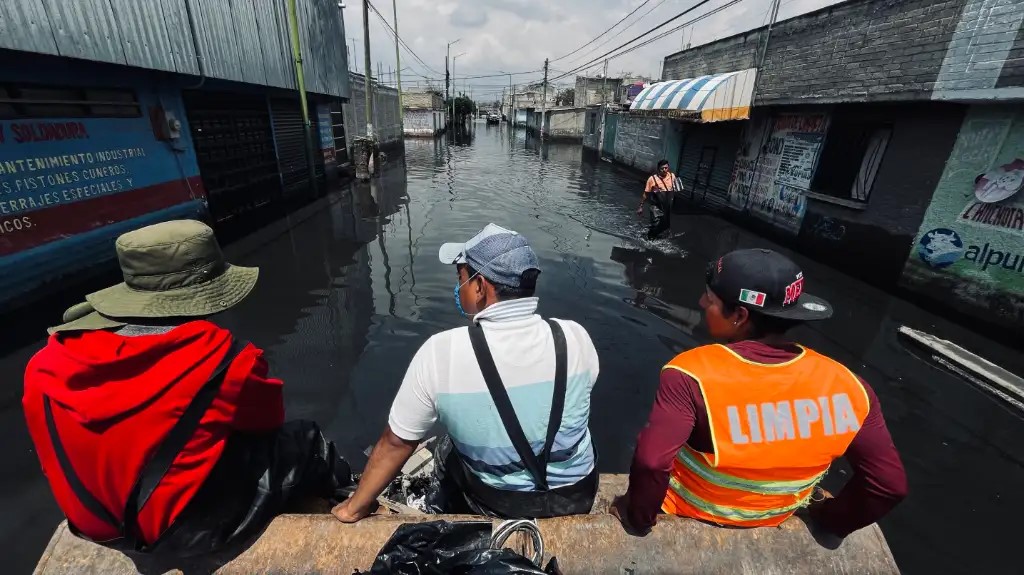 A 27 días de inundaciones de aguas negras en Chalco, todavía 22 calles permanecen anegadas.