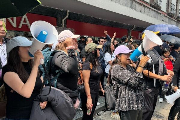 Trabajadores del Poder Judicial de la Federación realizan un mitin afuera del edificio de la Suprema Corte de Justicia de la Nación, en la Ciudad de México.