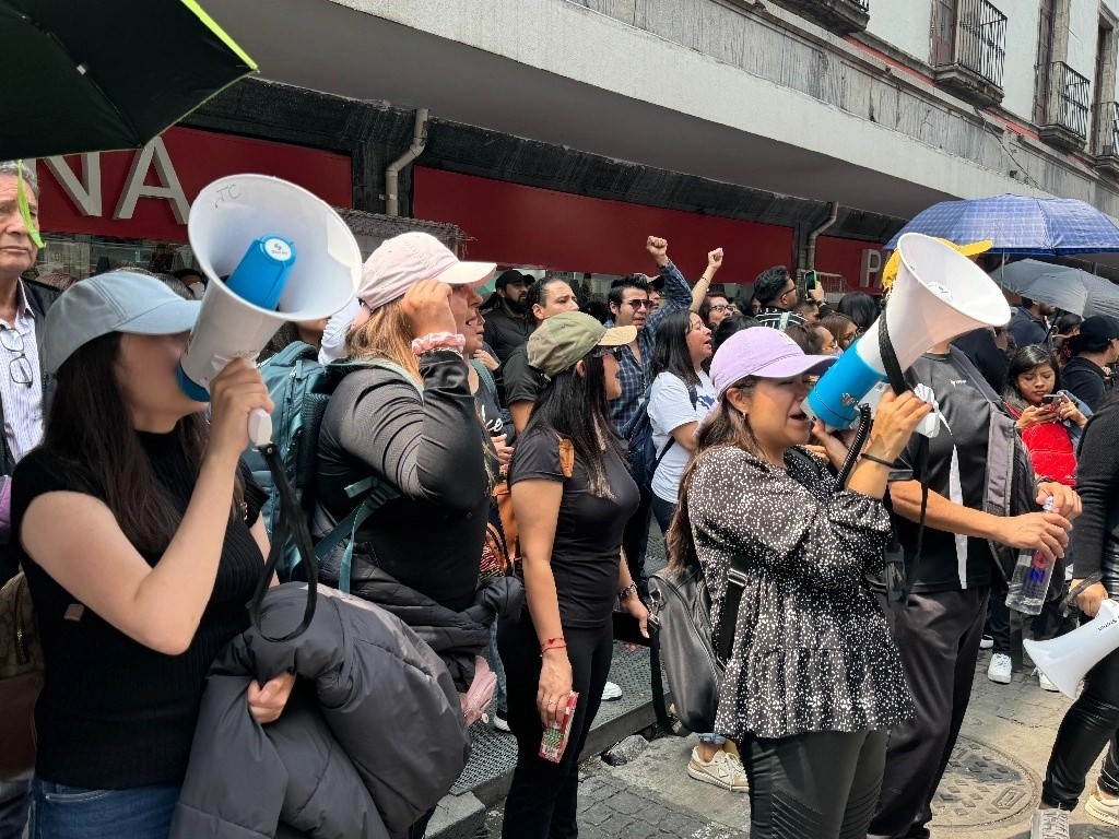 Trabajadores del Poder Judicial de la Federación realizan un mitin afuera del edificio de la Suprema Corte de Justicia de la Nación, en la Ciudad de México.