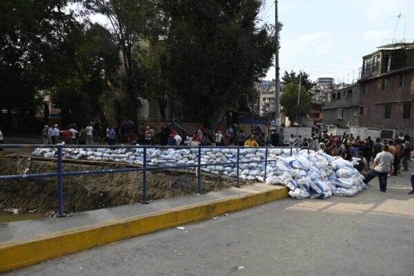 Trabajadores del Ayuntamiento del Naucalpan apoyaron en la colocación de 700 costales en la orilla del río Los Cuartos.