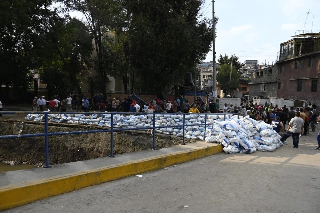 Trabajadores del Ayuntamiento del Naucalpan apoyaron en la colocación de 700 costales en la orilla del río Los Cuartos.