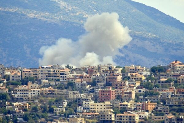 Un ataque aéreo israelí en la aldea de Khiam, en el sur del Líbano, cerca de la frontera, levantó ayer una densa nube de polvo y humo. 