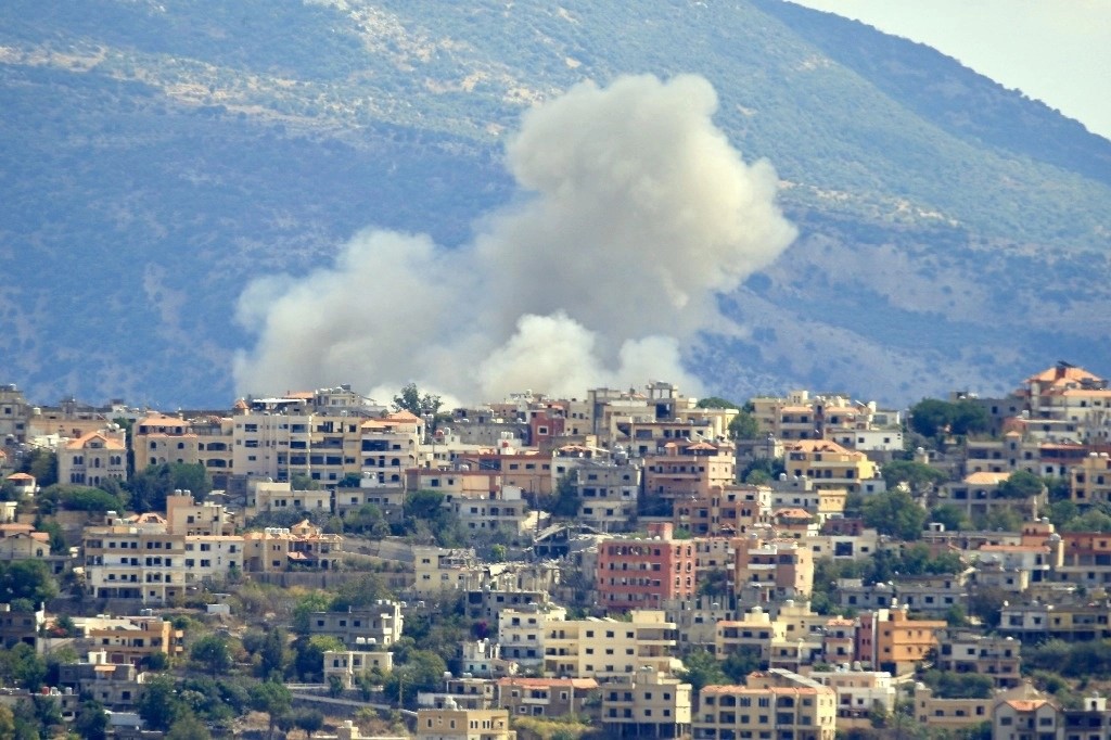 Un ataque aéreo israelí en la aldea de Khiam, en el sur del Líbano, cerca de la frontera, levantó ayer una densa nube de polvo y humo. 