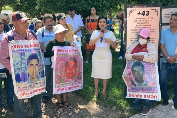 Terminado el evento, los contingentes de normalistas y padres de familia de los 43, se trasladaron al Zócalo de la capital, en donde se llevó a cabo un acto cívico-cultural.