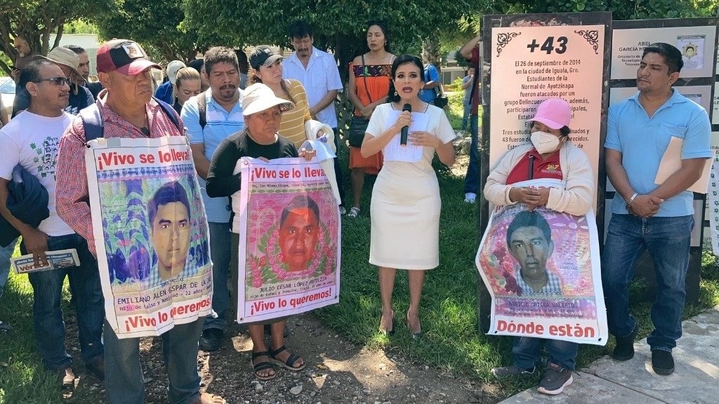 Terminado el evento, los contingentes de normalistas y padres de familia de los 43, se trasladaron al Zócalo de la capital, en donde se llevó a cabo un acto cívico-cultural.