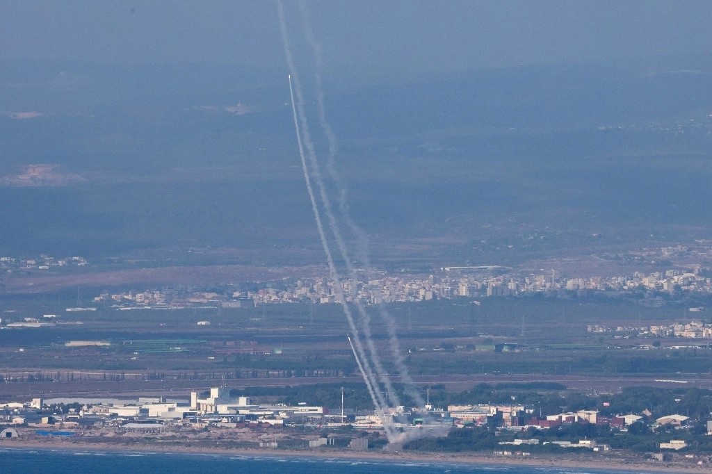 Cohete del sistema de defensa aérea Cúpula de Hierro de Israel para interceptar cohetes lanzados desde el sur del Líbano cerca de Haifa el 23 de septiembre de 2024. La Fuerza Provisional de la ONU advirtió que una mayor escalada en la frontera entre Israel y el Líbano corría el riesgo de tener efectos "devastadores".