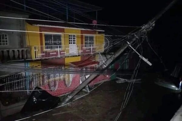 Dos personas perdieron la vida en el municipio de Tlacoachistlahuaca, debido a que su casa fue sepultada por un derrumbe ocasionado por las torrenciales lluvias del huracán ‘John’, ya degradado a tormenta tropical, el 24 de septiembre de 2024.