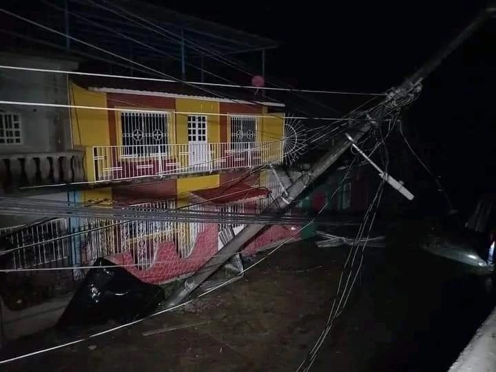 Dos personas perdieron la vida en el municipio de Tlacoachistlahuaca, debido a que su casa fue sepultada por un derrumbe ocasionado por las torrenciales lluvias del huracán ‘John’, ya degradado a tormenta tropical, el 24 de septiembre de 2024.