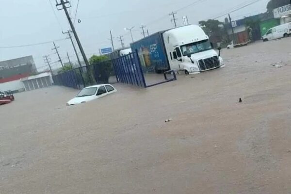 Luego de pegar el lunes como huracán categoría 3 en Marquelia, Guerrero y degradarse a bajar presión remanente, ‘John’ retomó fuerza frente a las costas de la entidad y se convirtió en tormenta tropical, provicando estragos en Acapulco (en la imagen) y Zihuatanejo, donde se prevé que vuelva a tocar tierra hoy al mediodíaa como ciclón nivel 1, por lo que el gobierno estatal decretó la alerta roja.