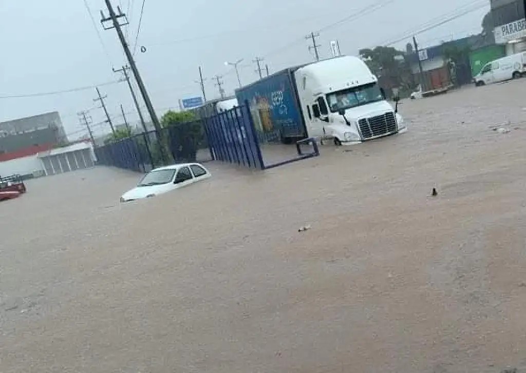 Luego de pegar el lunes como huracán categoría 3 en Marquelia, Guerrero y degradarse a bajar presión remanente, ‘John’ retomó fuerza frente a las costas de la entidad y se convirtió en tormenta tropical, provicando estragos en Acapulco (en la imagen) y Zihuatanejo, donde se prevé que vuelva a tocar tierra hoy al mediodíaa como ciclón nivel 1, por lo que el gobierno estatal decretó la alerta roja.