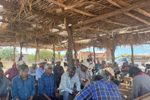 Miembros del pueblo Yaqui en Sonora, durante una asamblea para acordar sus movilizaciones.