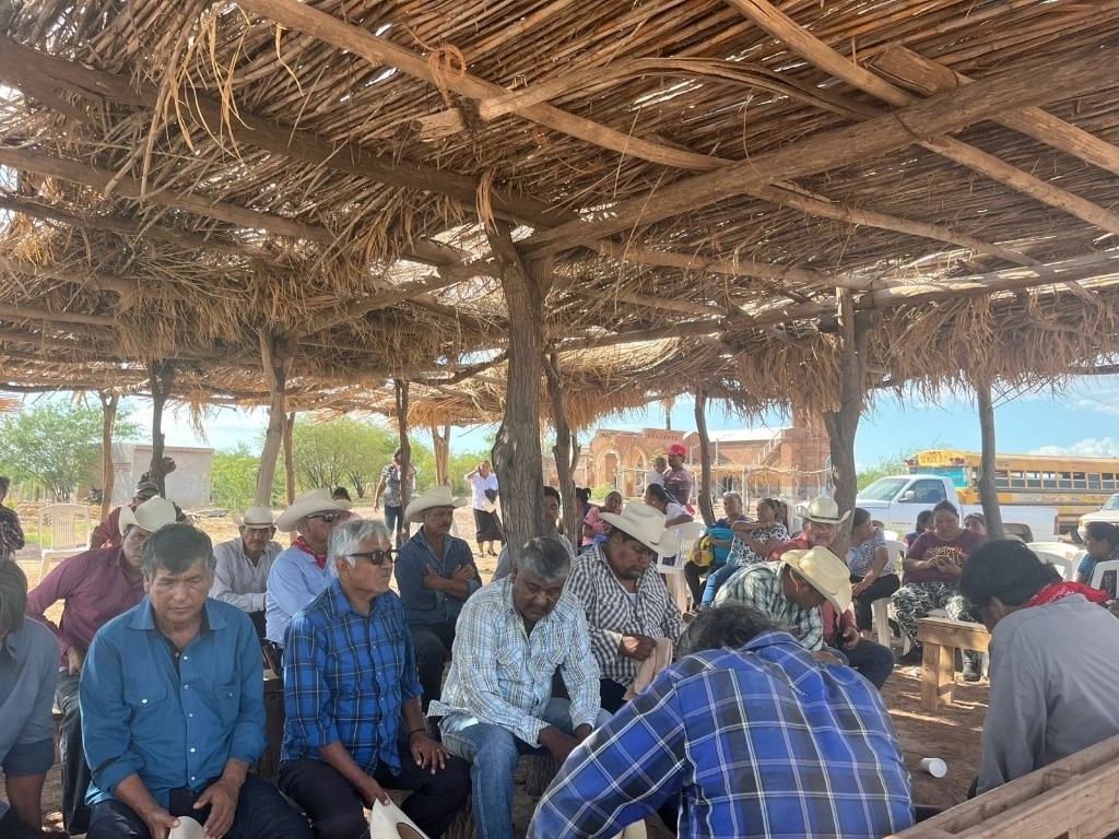 Miembros del pueblo Yaqui en Sonora, durante una asamblea para acordar sus movilizaciones.