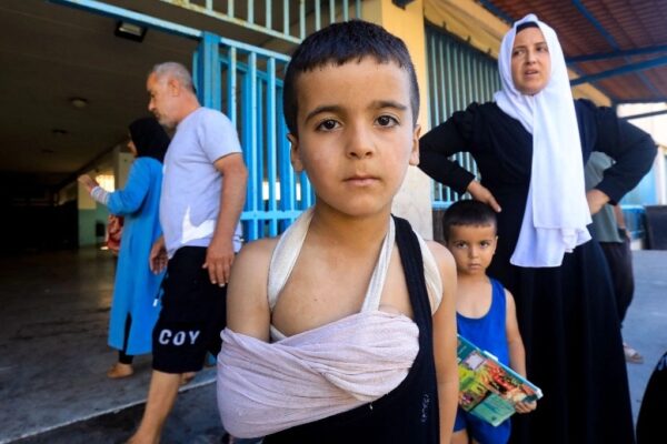 Uno de los heridos por el fuego israelí en el sur del Líbano, en una de las escuelas para desplazados del conflicto con Hezbollah.