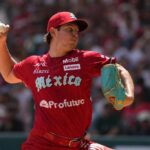 El lanzador de los Diablos Rojos, Trevor Bauer, lanza contra Anthony Volpe de los Yankees de Nueva York durante la primera entrada de un juego de exhibición de béisbol en el Estadio Alfredo Harp Helu en la Ciudad de México.