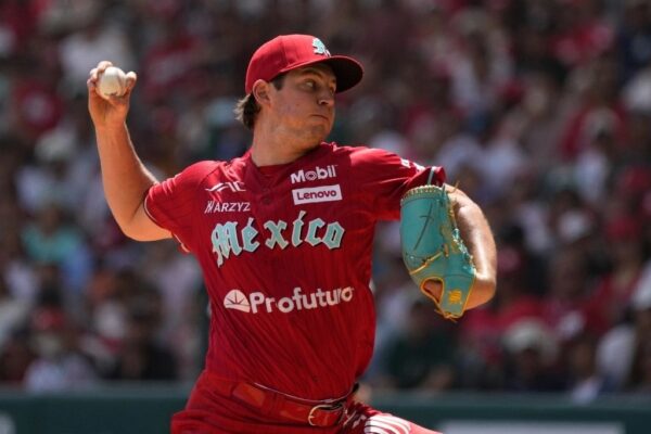 El lanzador de los Diablos Rojos, Trevor Bauer, lanza contra Anthony Volpe de los Yankees de Nueva York durante la primera entrada de un juego de exhibición de béisbol en el Estadio Alfredo Harp Helu en la Ciudad de México.