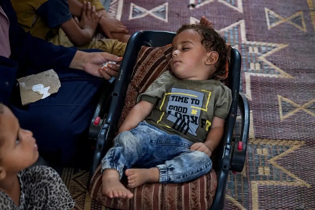 Un bebé que padece poliomielitis duerme en una tienda de campaña en Deir Balah. Josep Borrell, canciller de la Unión Europea, exigió ayer un alto el fuego de tres días en Gaza para facilitar la vacunación contra este padecimiento, cuya propagación amenaza a la infancia palestina, ya de por sí muy golpeada por el hambre.