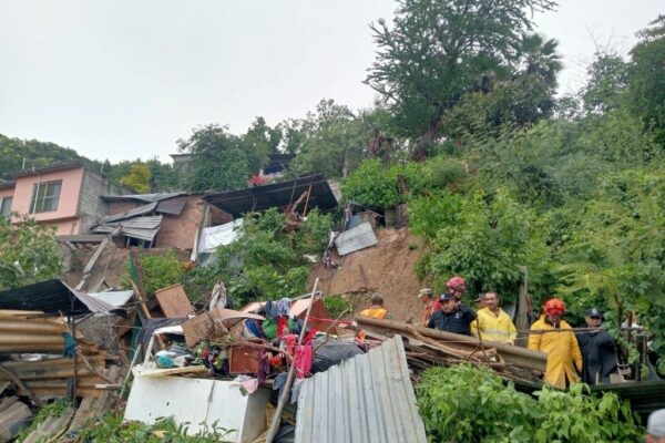 Aspecto del deslave de un cerro, ayer, en la colonia Jardín Juárez, municipio de Jiutepec, Morelos, que provocó la muerte de tres menores y afectó ocho viviendas.