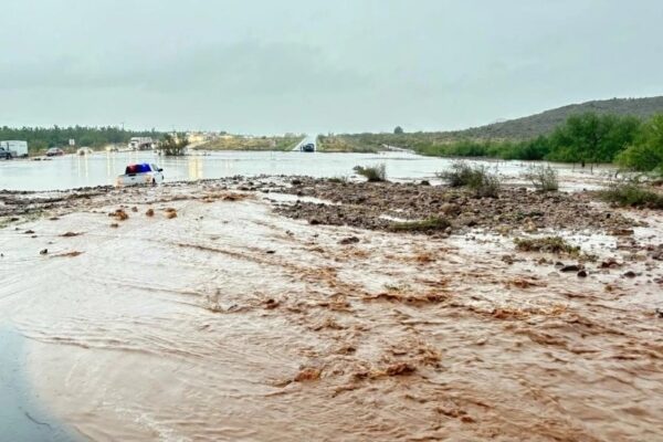 Fuertes lluvias dejaron afectaciones en al menos tres carreteras de Chihuahua.