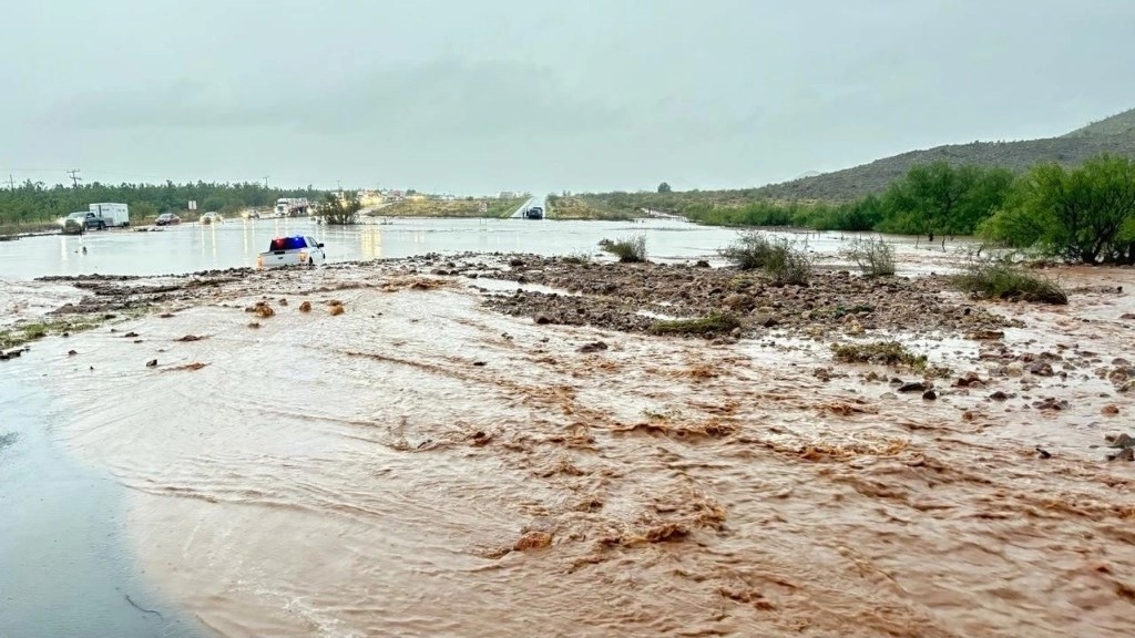 Fuertes lluvias dejaron afectaciones en al menos tres carreteras de Chihuahua.