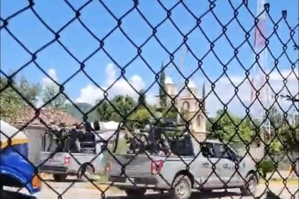 Durante el transcurso de este martes, se reportó presencia de las fuerzas armadas en la zona serrana de dicha localidad -de donde es oriundo el narcotraficante Joaquín 'El Chapo' Guzmán Loera.