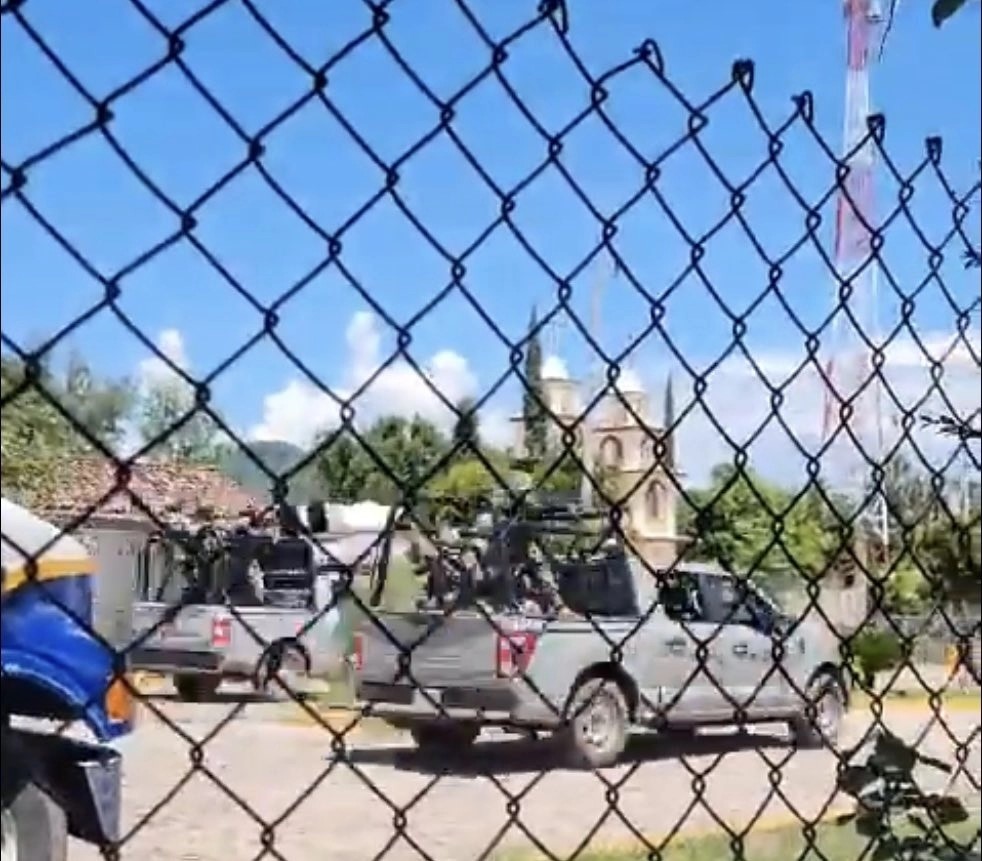 Durante el transcurso de este martes, se reportó presencia de las fuerzas armadas en la zona serrana de dicha localidad -de donde es oriundo el narcotraficante Joaquín 'El Chapo' Guzmán Loera.