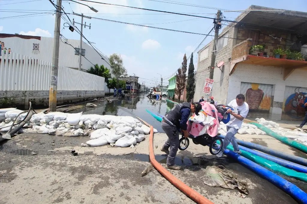 Vecinos de Chalco piden a las autoridades que se realicen las obras hidráulicas para atender las inundaciones de aguas negras que llevan 32 días.