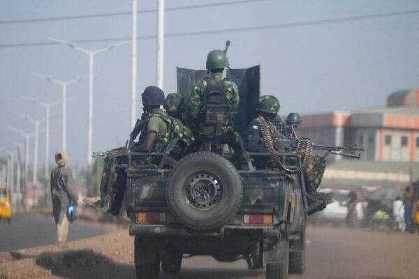 El ejército de Nigeria patrulla a lo largo de la zona de Kaduna Birnin Gwari en Nigeria.