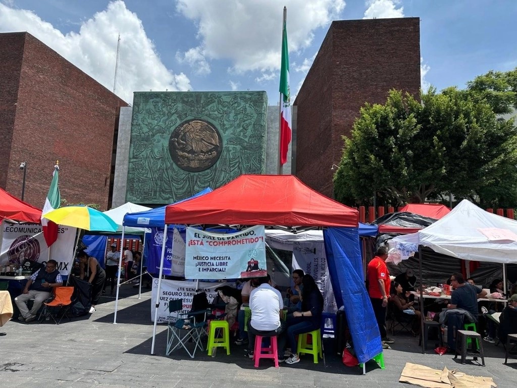 Campamento de trabajadores del Poder Judicial frente a la Cámara de Diputados, en la Ciudad de México, en días pasados.