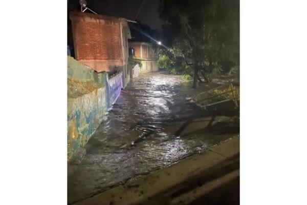 Fuertes inundaciones afectaron anoche el poblado de San Mateo Tezoquipan Miraflores, municipio de Chalco, en los límites con Tlalmanalco. Al cierre de la edición no había reporte oficial de las afectaciones.