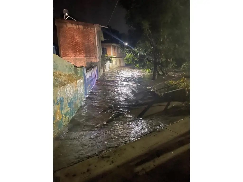 Fuertes inundaciones afectaron anoche el poblado de San Mateo Tezoquipan Miraflores, municipio de Chalco, en los límites con Tlalmanalco. Al cierre de la edición no había reporte oficial de las afectaciones.