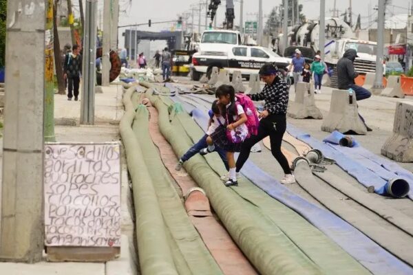 Más de 5 mil alumnos de educación básica de las 22 escuelas ubicadas en la zona cero de la inundación en las colonias Jacalones y Culturas de México comenzaron ayer el ciclo 2024-2025 con dos semanas de retraso. Caminaron sobre tierra, lodo, cal y mangueras, y al lado de trabajadores, brigadistas, policías y militares que atienden la emergencia. La gobernadora Delfina Gómez visitó algunos planteles, donde reconoció la labor de limpieza que hicieron los padres en las instalaciones.