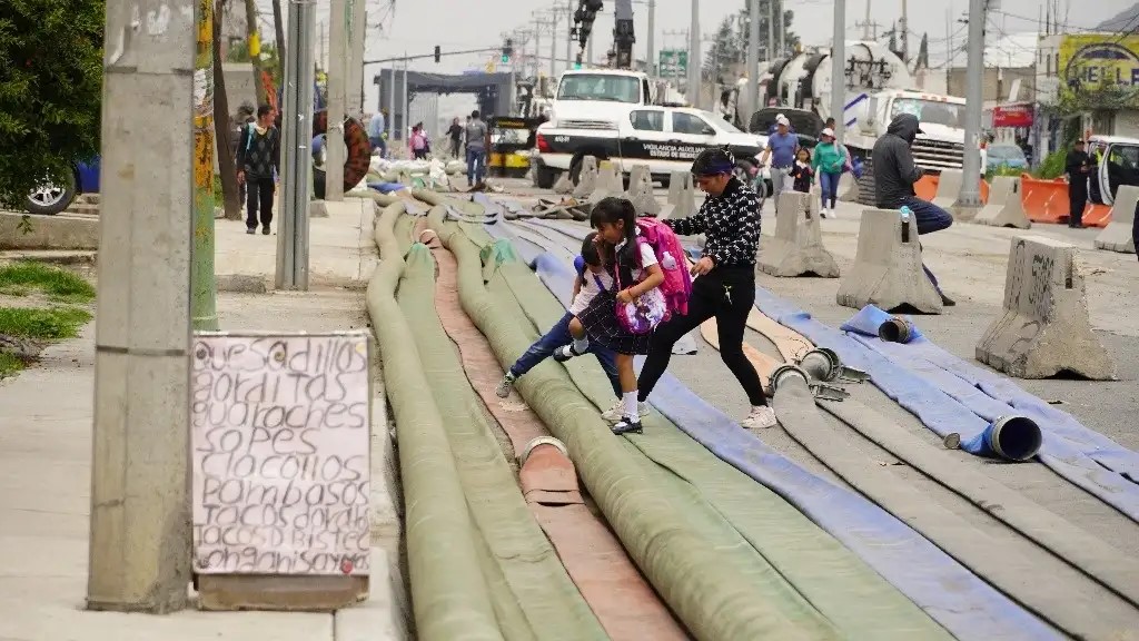 Más de 5 mil alumnos de educación básica de las 22 escuelas ubicadas en la zona cero de la inundación en las colonias Jacalones y Culturas de México comenzaron ayer el ciclo 2024-2025 con dos semanas de retraso. Caminaron sobre tierra, lodo, cal y mangueras, y al lado de trabajadores, brigadistas, policías y militares que atienden la emergencia. La gobernadora Delfina Gómez visitó algunos planteles, donde reconoció la labor de limpieza que hicieron los padres en las instalaciones.