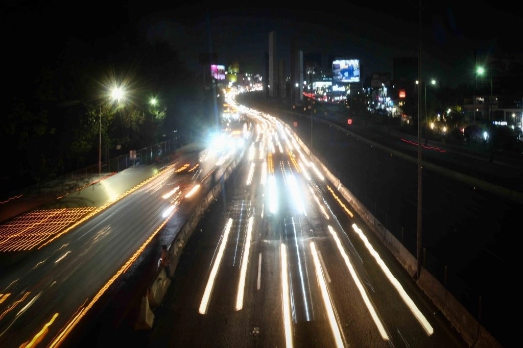 Imagen nocturna del Periférico norte.