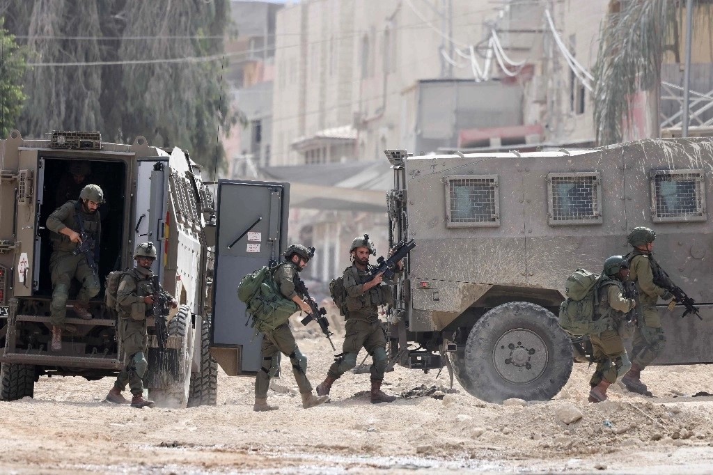 Soldados israelíes en una redada ayer en el campo de refugiados palestinos Nur Shams, en Tulkarem, Cisjordania reocupada.