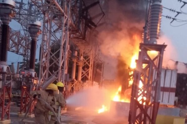 Personal de CFE combate el incendio en una subestación de Tabaco.